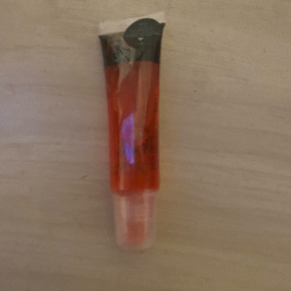 INT Cosmetics Lip Oil
